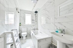 Dusche, Haartrockner, Handtücher