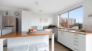 Fridge, microwave, oven, stovetop - Thistledoo - a hidden gem by Jervis Bay (Callala Beach)
