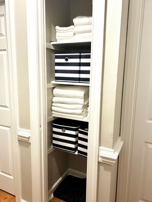 Interior - Cozy one level, 2 BR, 2 Bath TH in charming wooded community. Perfect location! (Durham)