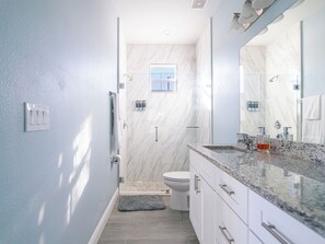 Dusche, Handtücher, Seife, Toilettenpapier