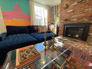 Smart TV, chimenea y libros