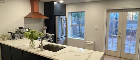 Micro-ondes, four, plaque de cuisson, lave-vaisselle