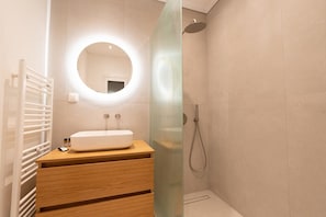 Dusche, Haartrockner, Handtücher