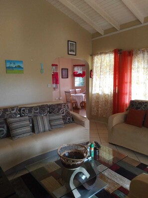 Smart TV, books, music library - Fano's Tropical Oasis, Bois D'orange, Gros Islet.... (Castries, St.Lucia)