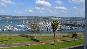 A marina with numerous boats docked, a clear sky, and a distant view of hills. - Cozy apartment with views in Sada (Sada)