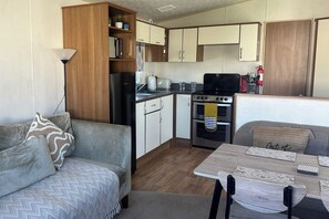 Interior - 3 Bedroom Caravan - Pets, Parking, Pool Access (Cirencester)