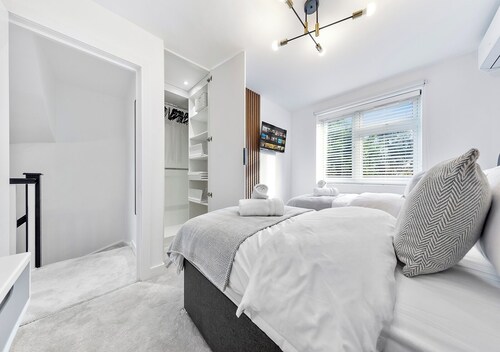 4 Bed House Sleeps 8 - Free Parking - WiFi