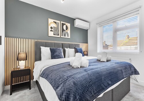 4 Bed House Sleeps 8 - Free Parking - WiFi