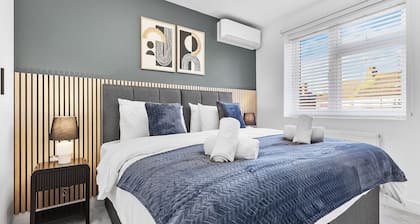 4 Bed House Sleeps 8 - Free Parking - WiFi