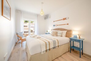 2 bedrooms, iron/ironing board, internet, bed sheets