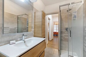 Dusche, Haartrockner, Bidet, Handtücher
