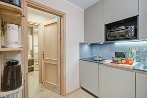 Kühlschrank, Herdplatte, Toaster, Kochgeschirr/Geschirr/Besteck