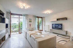 TV - La Perla Di Riva 200m From The Lake, Riva del Garda, Italy (Riva del Garda)