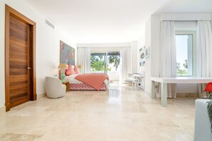 4 bedrooms, desk, iron/ironing board, travel crib