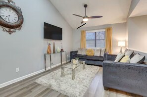 Smart TV - Stunning, pet-friendly home near Panola S Park! (Stonecrest)