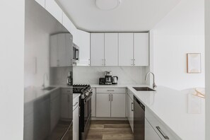 冷蔵庫、電子レンジ、オーブン、コンロ