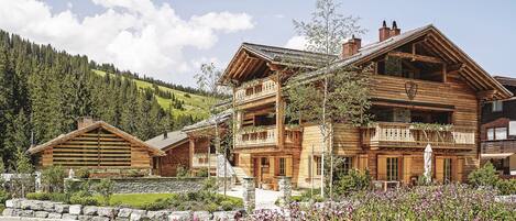 Vista frontal de la propiedad