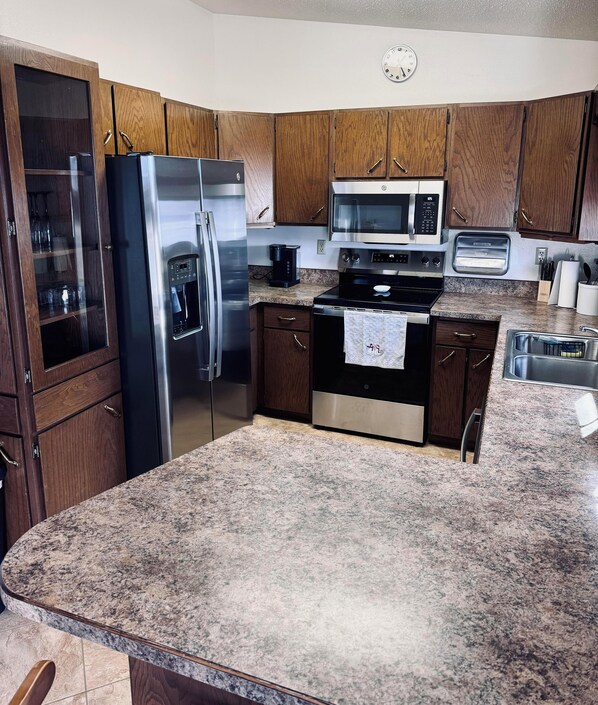 Jääkaappi, mikroaaltouuni, uuni, liesi