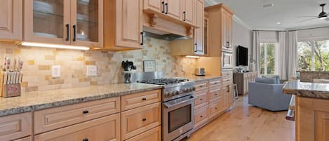 Frigorífic, microones, forn i placa de cuina