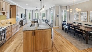 Una cocina amplia con armarios de madera, encimera de granito y una isla central.