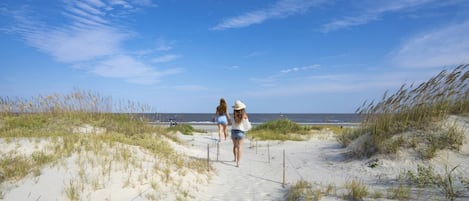 En la playa, kayaks, paseos en botes de motor y pesca
