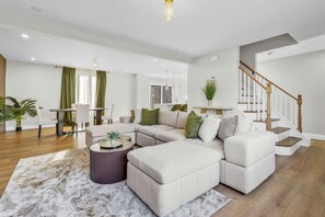 TV connectée, cheminée, chaîne hi-fi