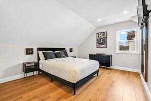 4 bedrooms, iron/ironing board, free WiFi, bed sheets