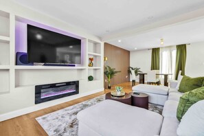 TV connectée, cheminée, chaîne hi-fi