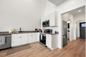 Een koelkast, een microgolfoven, een oven, een kookplaat