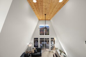 Smart TV, chimenea, futbolito, libros