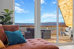 Smart TV, fireplace, table football - Sunset Peak|Stunning Bohemian Cabin|Bluff Mtn View (Rossville)