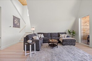 Téléviseur connecté, foyer, table de baby-foot