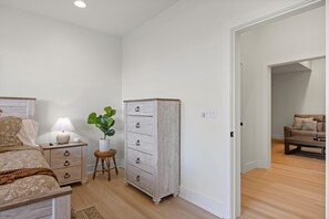 3 soverom, skrivebord, strykejern/-brett og wi-fi (inkludert)