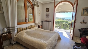 4 bedrooms, free WiFi - Villa with swimming pool for 6 + 2 close to beaches and village (LES ISSAMBRES)