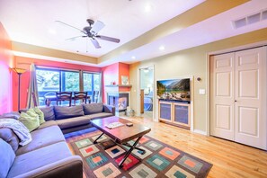 Cheminée, baby-foot, table de tennis de table