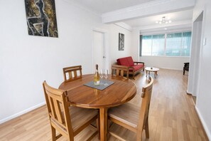 Apartamento, 2 habitaciones | Comedor