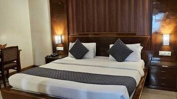Vibe Vacation Family Room | Bathroom | Shower, free toiletries, hair dryer, towels
