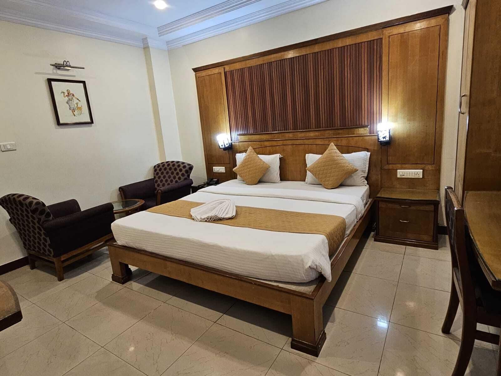 Business Room with King Bed | Bathroom | Shower, free toiletries, hair dryer, towels
