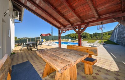 Pet friendly home in Ivanec with WiFi