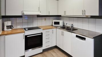 JÀÀkaappi, liesi, astianpesukone, kahvin-/teenkeitin