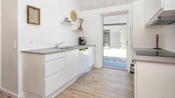 Kühlschrank, Wasserkocher mit Kaffee-/Teezubehör