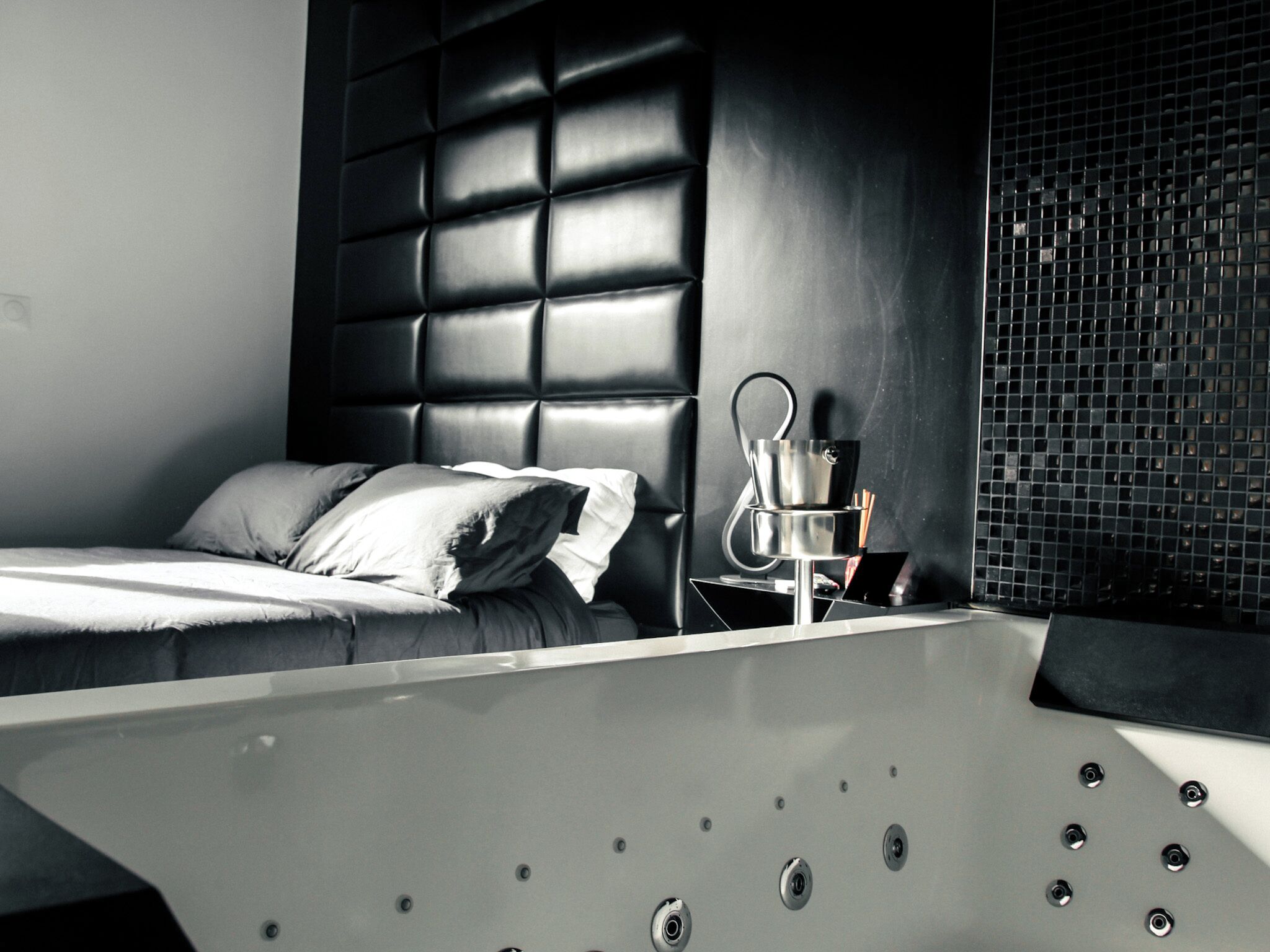 2 chambres, coffres-forts dans les chambres, fer et planche à repasser