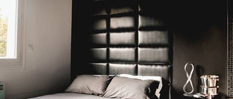 2 عدّة غرف نوم وخزنة داخل الغرفة ومكواة/لوح كي وسرير سفر