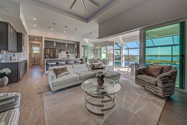 Smart TV - Casa Riva | Lagoon Front | 2 Masters | Pool | Spa | Swim up Bar | Lounge (Port Charlotte)