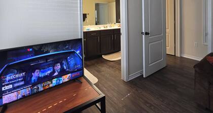 Cozy Apartment with private room and bath, Wi-Fi, A/C, Easy access to Downtown