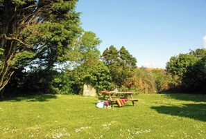 Outdoor dining - An idyllic Countryside Cottage Stay, near the Sea (Nolton Haven)