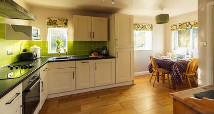 Eira's Cottage - Tranquil Family Getaway Near Coast