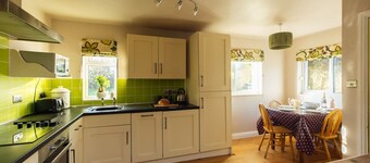 Eira's Cottage - Tranquil Family Getaway Near Coast