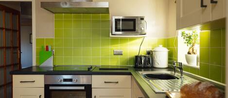 Kühlschrank, Mikrowelle, Ofen, Geschirrspüler