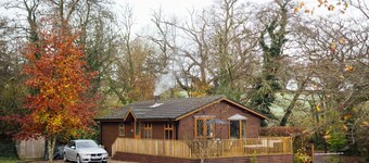 Tranquil Lakeview Lodge near Narberth’s Charm